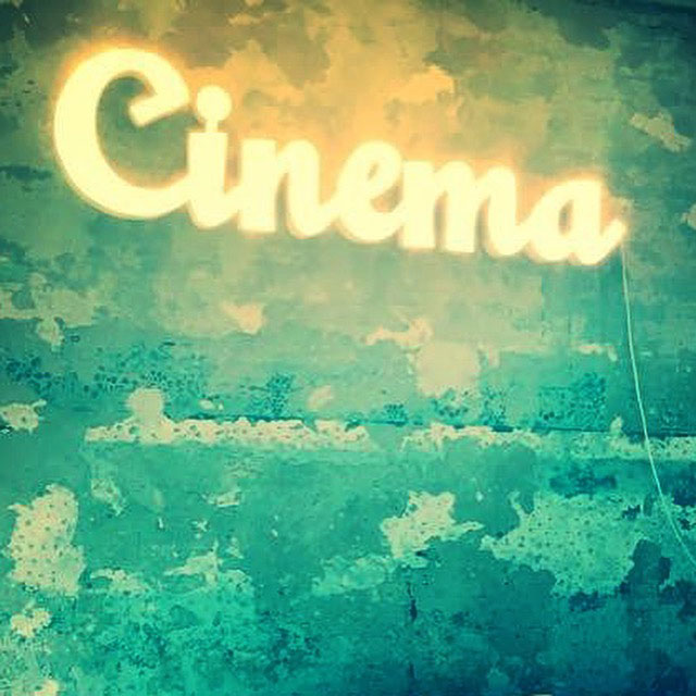 IMG_Scritta-luminosa-'Cinema';-sala-di-un-cliente