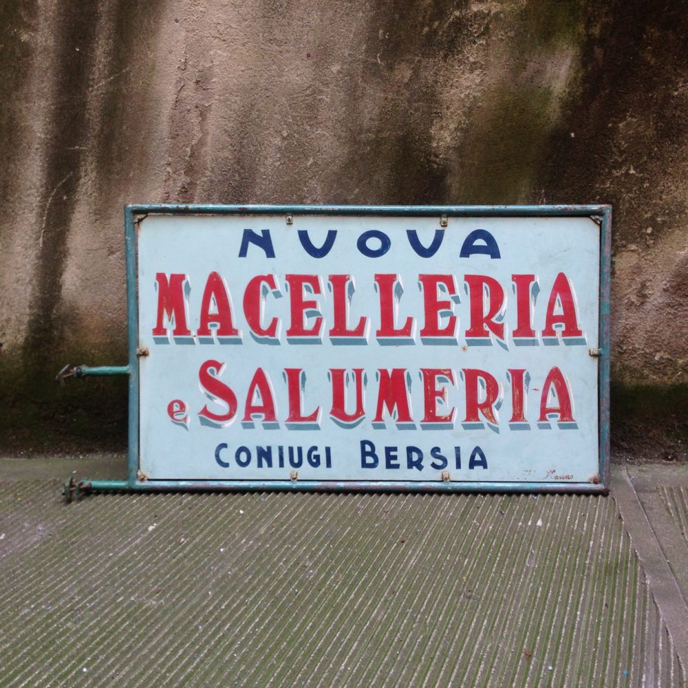 Insegna 'Nuova macelleria e Salumeria'