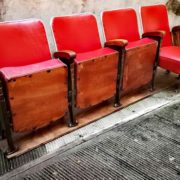 Poltrone rosse da teatro