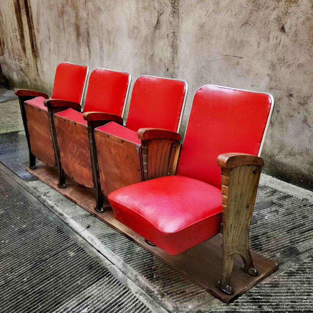 Poltrone rosse da teatro