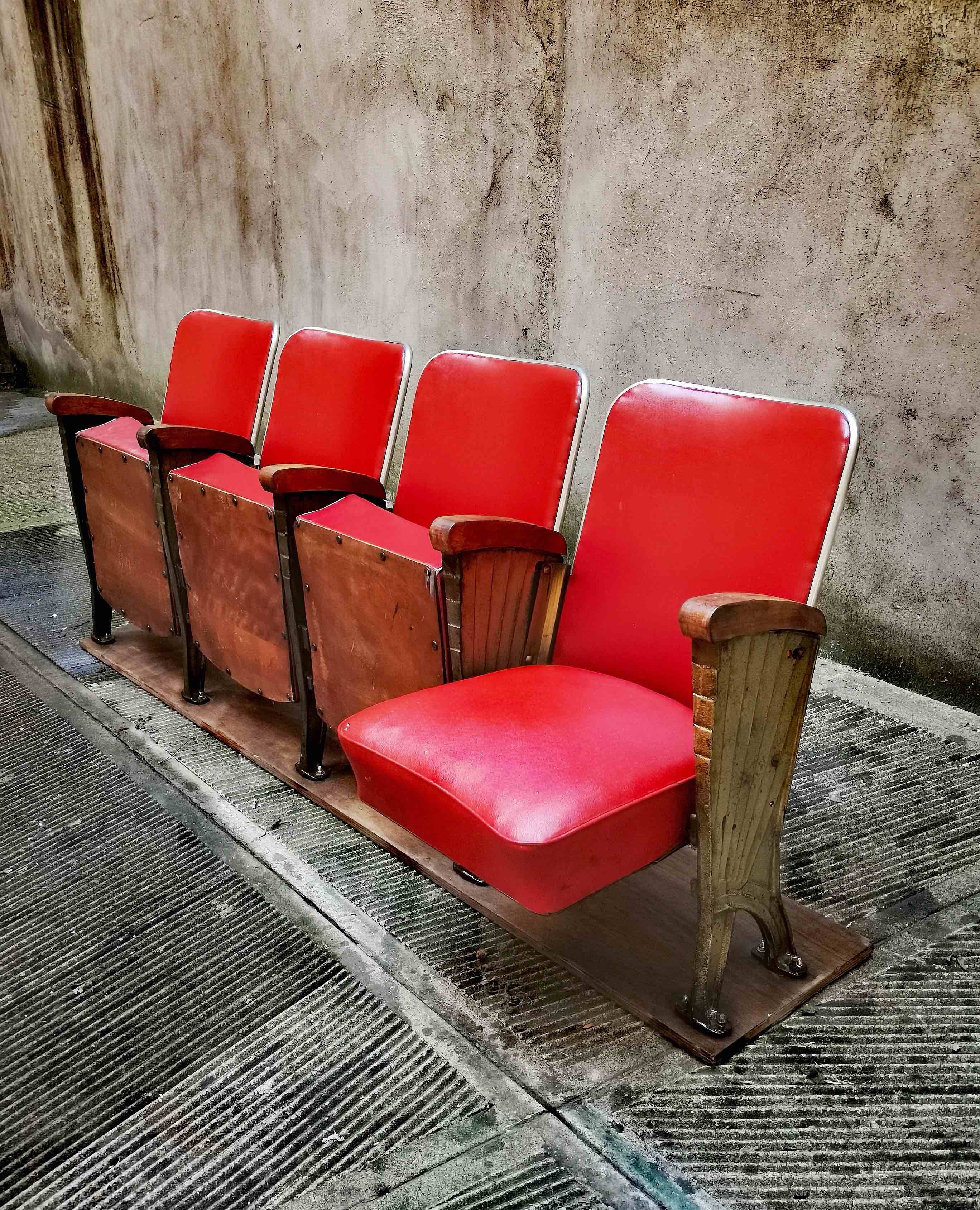 Poltrone rosse da teatro