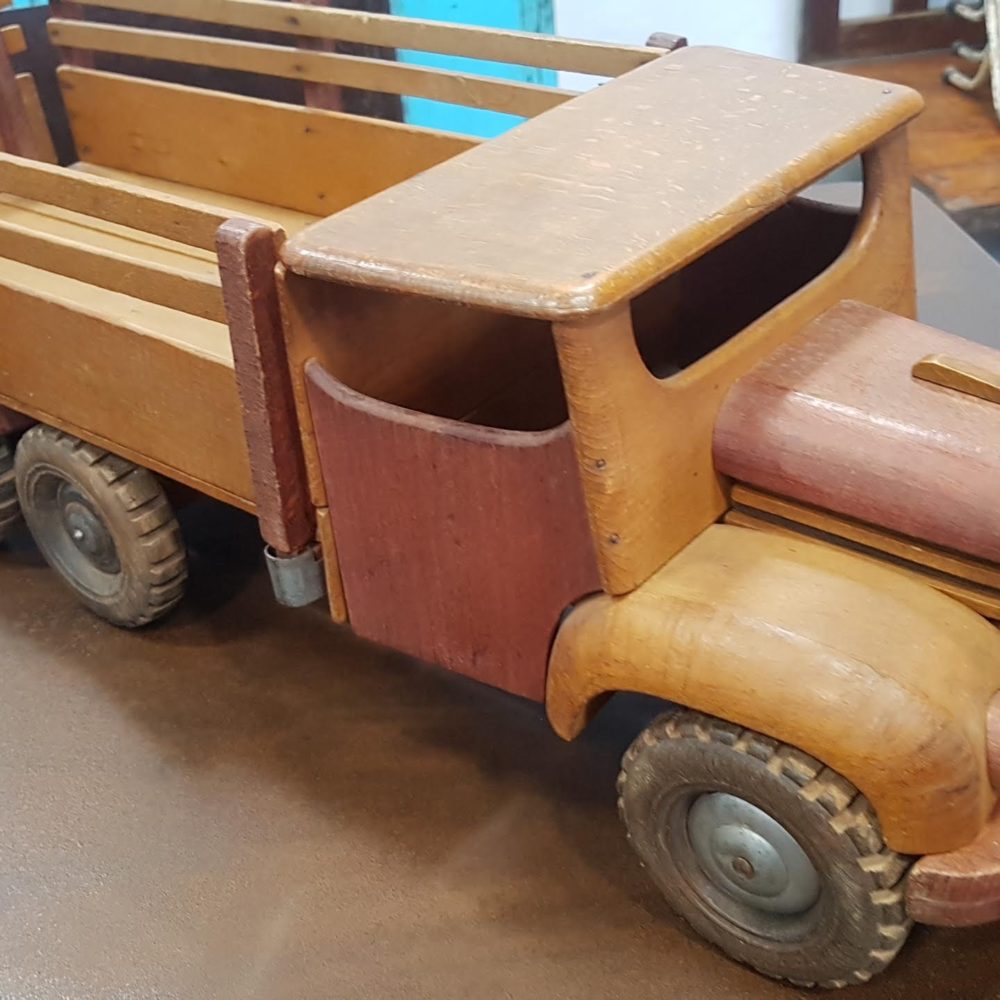 Camioncini giocattolo in legno