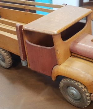 Camioncini giocattolo in legno