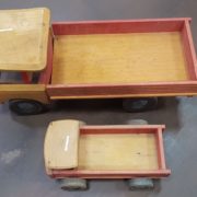 Camioncini giocattolo in legno