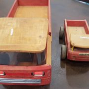 Camioncini giocattolo in legno