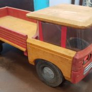 Camioncini giocattolo in legno