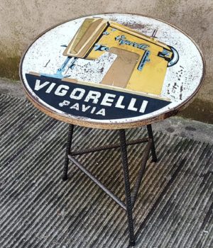 Tavolino con piano ricavato dall'insegna Vigorelli