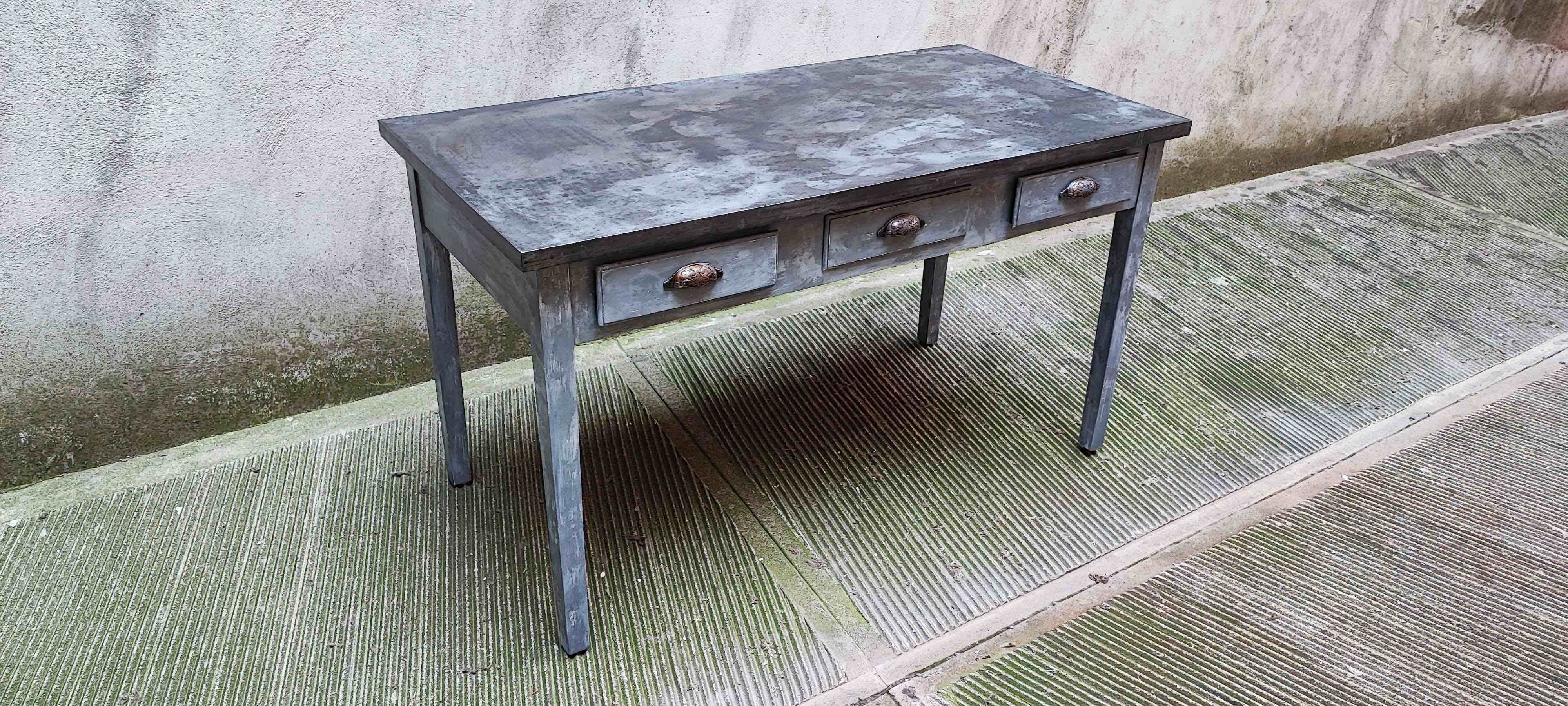 Tavolo da pranzo con piano in zinco