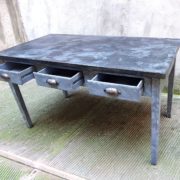 Tavolo da pranzo con piano in zinco