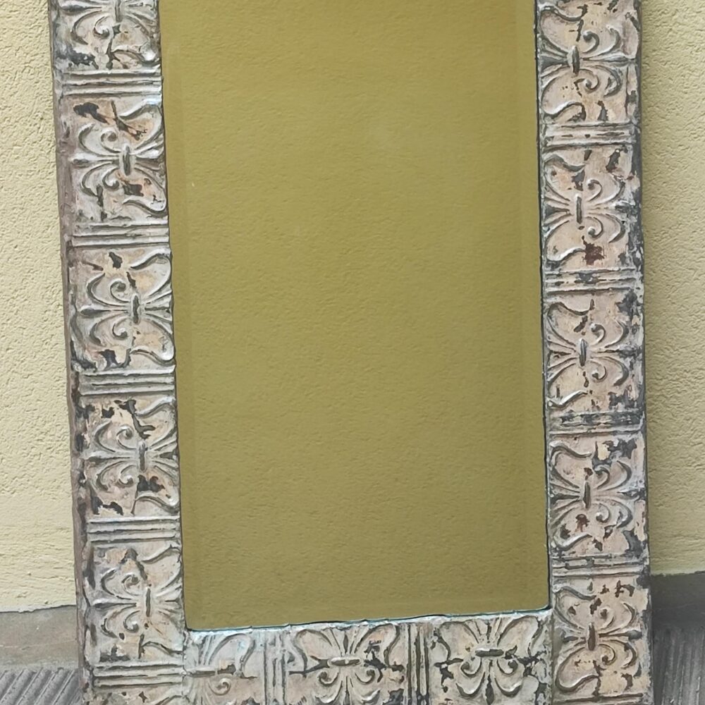 Specchio con cornice in metallo lavorato