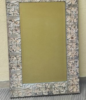 Specchio con cornice in metallo lavorato