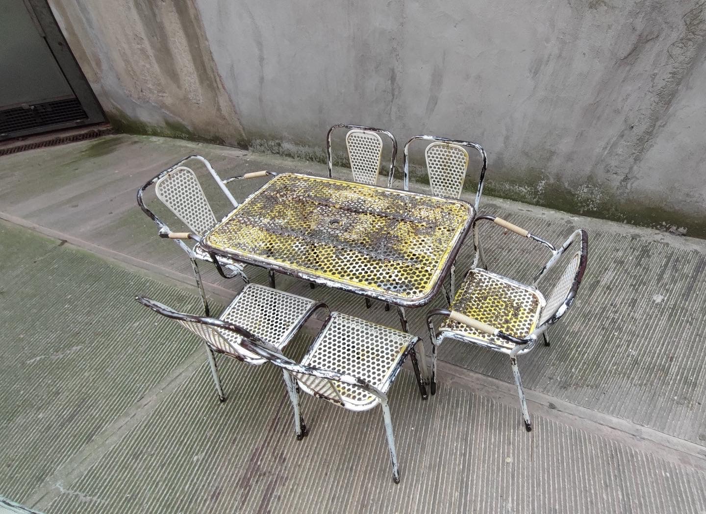 Set tavolo, sedie e poltroncine di Renèe Malaval