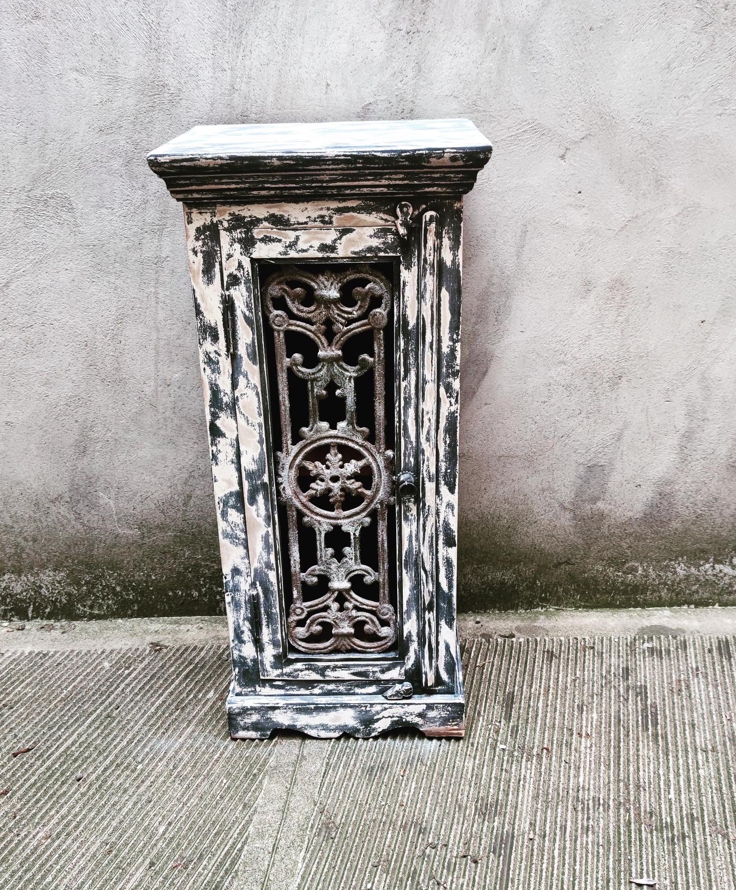 Armadietti in legno e ghisa