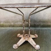 Tavolo da giardino con predisposizione per l'ombrellone