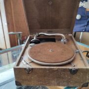 Radio anni '40 in bachelite e giradischi Rêve IDeal