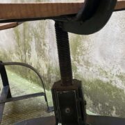 sgabello industriale in ferro e legno